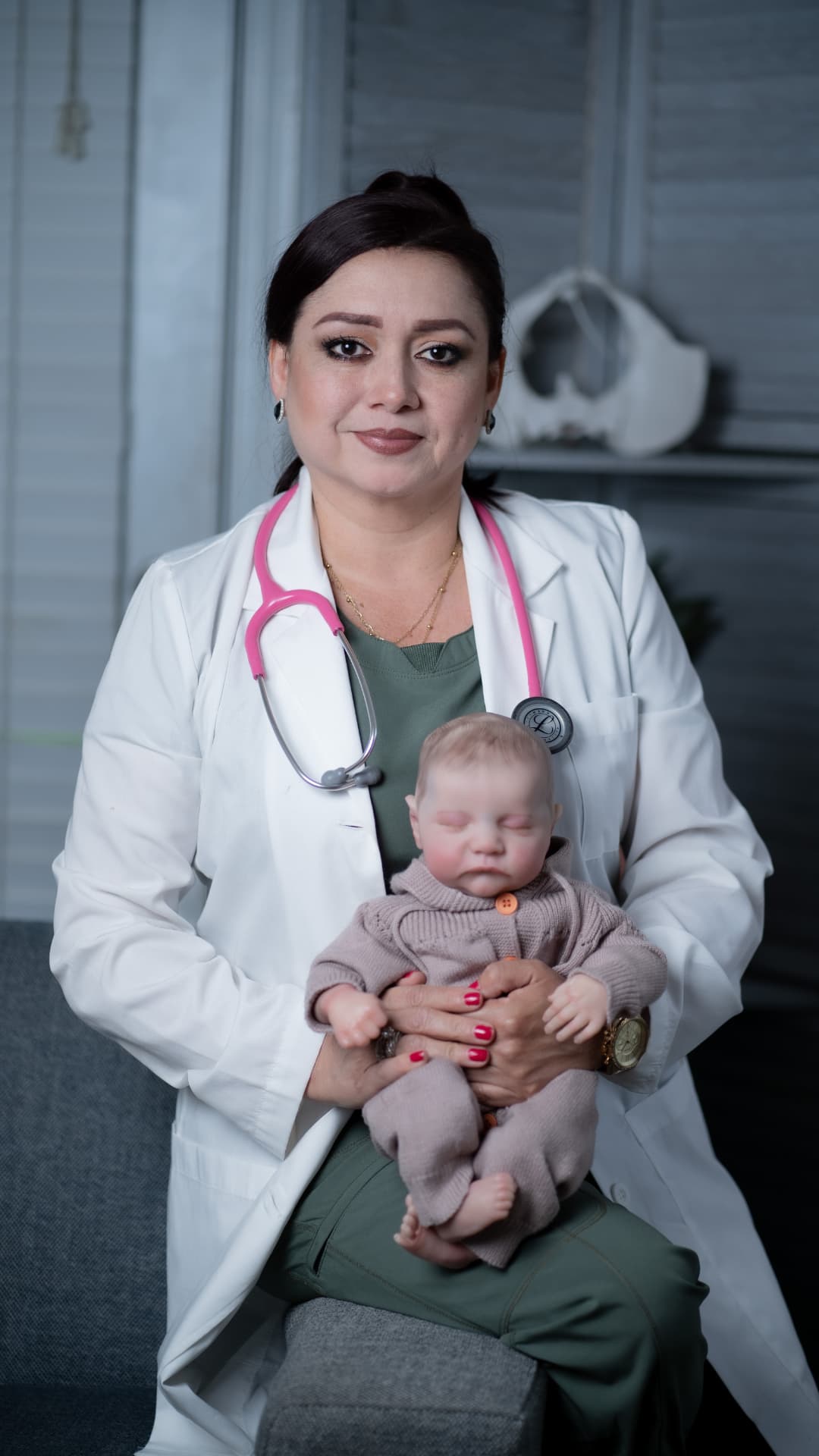 Dra. Maura Ramírez con bata médica durante una demostración de cuidado prenatal